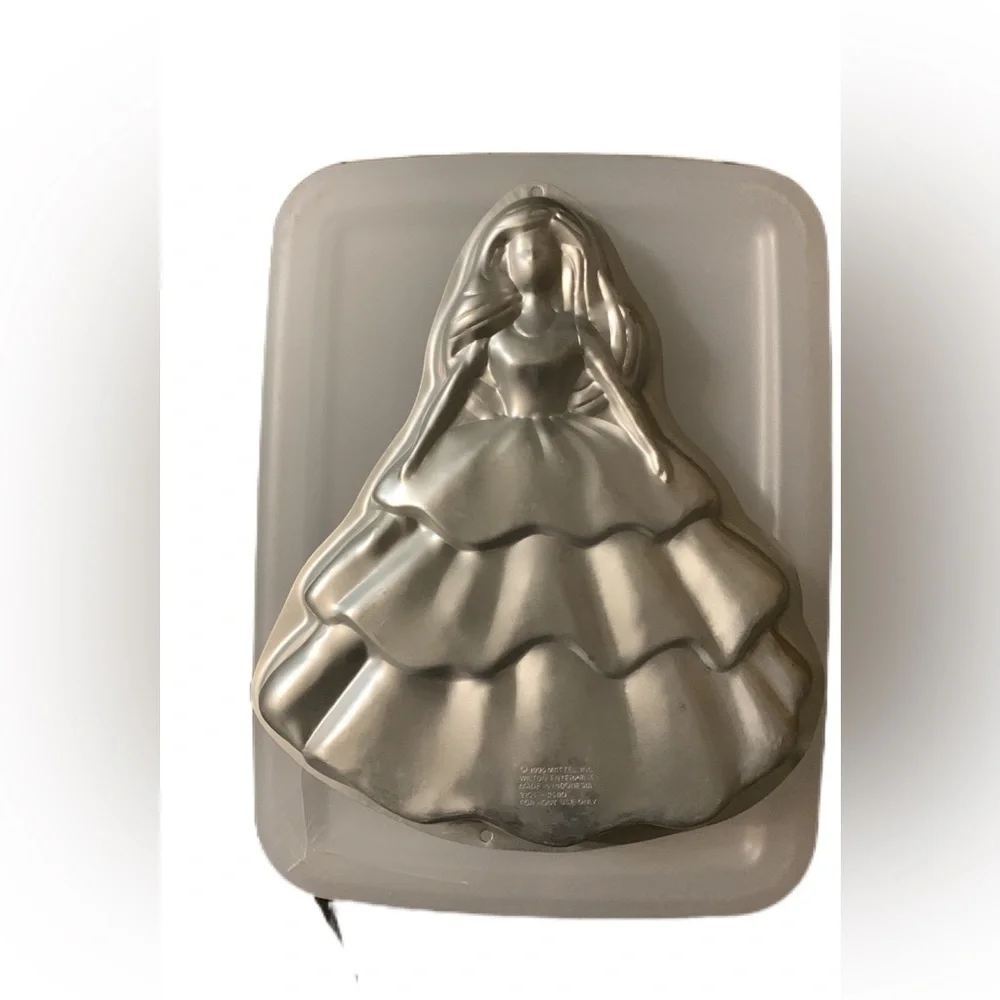 BARBIE BEAUTIFUL DAY Wilton Vintage cake pan.  Disney. 1995 Good used condition.